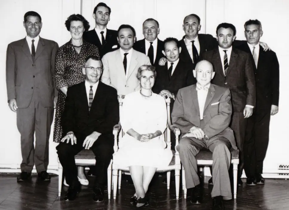 Photo historique du premier cours d'ostéopathie crânienne en France, donné en 1964 par l'Osteopathic Cranial Academy américaine. Assis de gauche à droite : Thomas Schooley, Viola Frymann, Harold I Magoun. Debout à l'extrême gauche : Renée Quéguiner. Cinquième à partir de la gauche : Dennis Brookes. A l'extrême droite : Francis Peyralade et Bernard Barillon. La SOFA, fondée en 2010, perpétue cet héritage en maintenant un lien fort avec les racines de la profession ostéopathique. Schéma anatomique de la colonne vertébrale et du bassin humain. Amandine Bacino, Ostéopathe à Lyon pour les établissements et les particuliers à domicile.